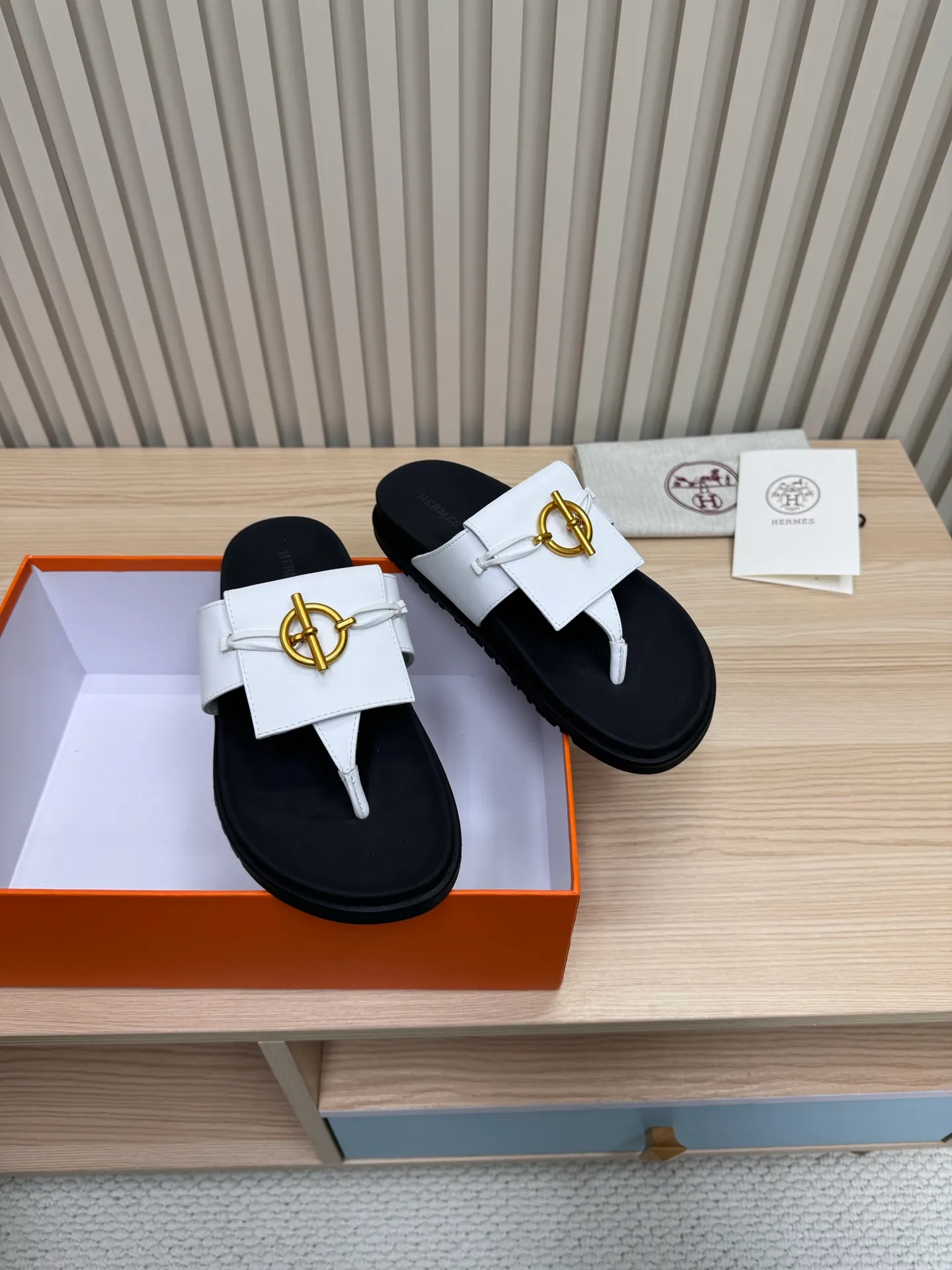 👟👟Ex-factory price 502👟👟Hermes🐎The extremely popular couple’s slippers/the latest hardware buckle sandals and slippers, paired with various colorful socks, so trendy!  ———————— Upper: imported cowhide/sheep leather/cloth/palmprint leather lining: imported cowhide/sheepskin outsole: Tpu non-slip and wear-resistant outsole Female size: 35-42 (40.41.42 non-returnable and non-exchangeable) Male code: 39-45 (45 non-returnable and non-exchangeable)